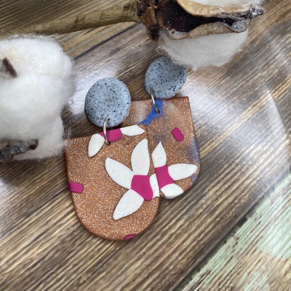 Floral Art Stud Earrings - Picture 4 of 4